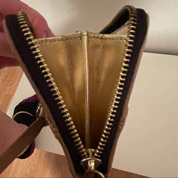 ❌SOLD❌ EUC Beautiful Steve Madden Large Fall Tan Beige & Gold Logo Zipper Wallet - Picture 9 of 14
